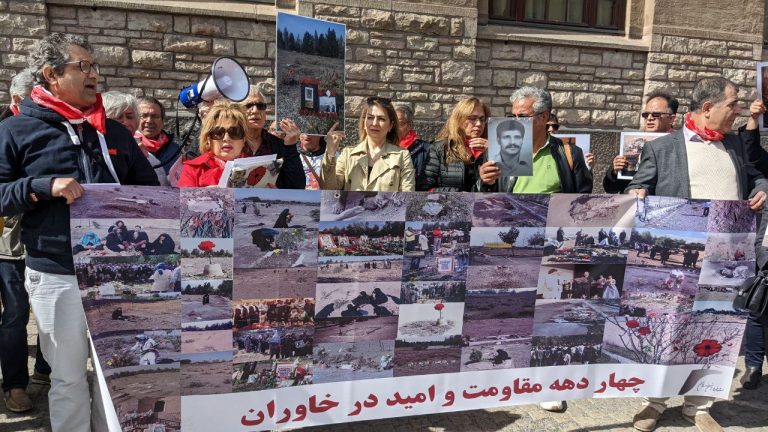 گزارش تصویری از راهپیمایی خانواده های دادخواه خاوران در مقابل دادگاه حمید نوری