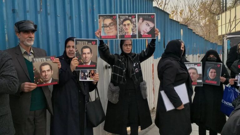 تهران – راهپیمایی خانواده های جان‌باختگان هواپیمای اوکراینی در اعتراض به برگزاری سومین جلسه دادگاه نمایشی حکومت