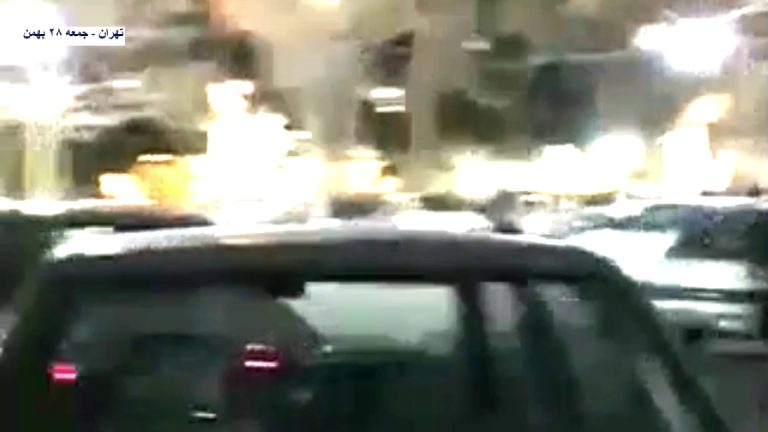 شعاردهی شبانه در محلات مختلف در تداوم انقلاب زن زندگی آزادی
