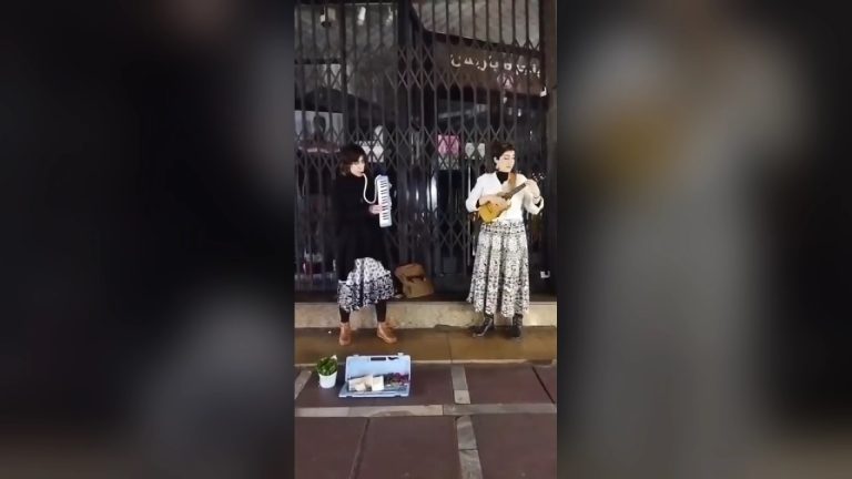 اجرای موسیقی خیابانی بلا چاو توسط دختران بدون حجاب