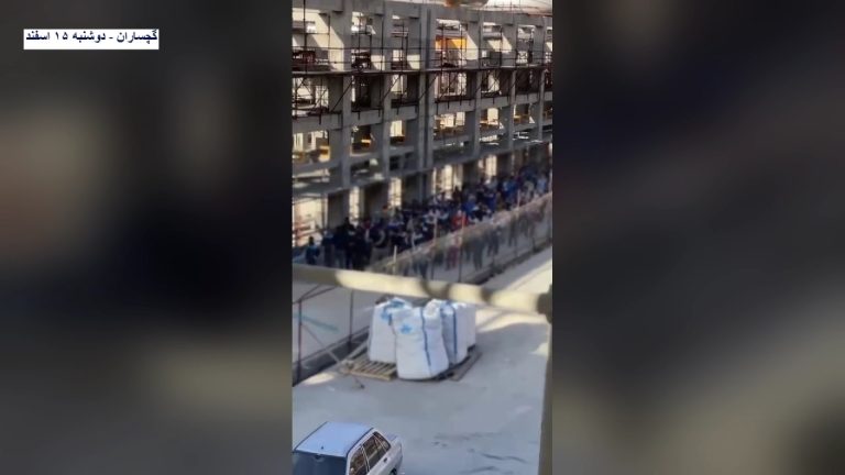 اعتصاب و مارش کارگران پتروشیمی گچساران در محوطه کارخانه
