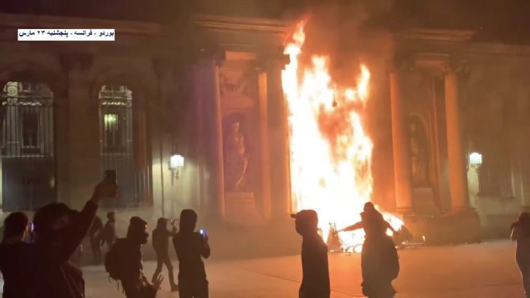 بوردو – فرانسه – آتش زدن در ورودی شهرداری در پی تظاهرات یک میلیونی واعتصابات گسترده در اعتراض به افزایش سن بازنشستگی