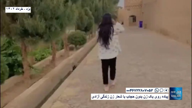 یزد – پیاده روی یک زن بدون حجاب با شعار زن زندگی آزادی
