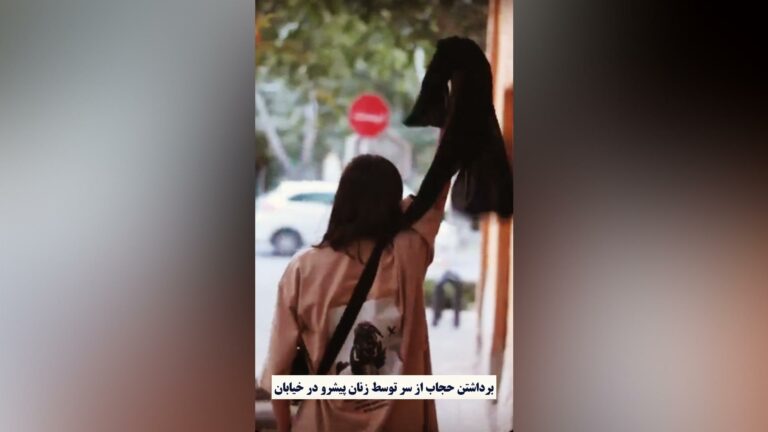 برداشتن حجاب از سر توسط زنان پیشرو در خیابان
